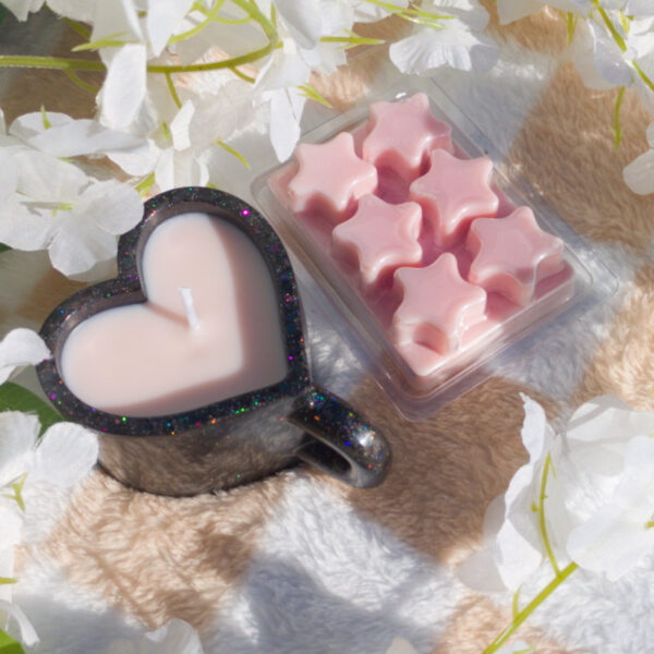 4oz black heart candle with clamshell wax melts 1